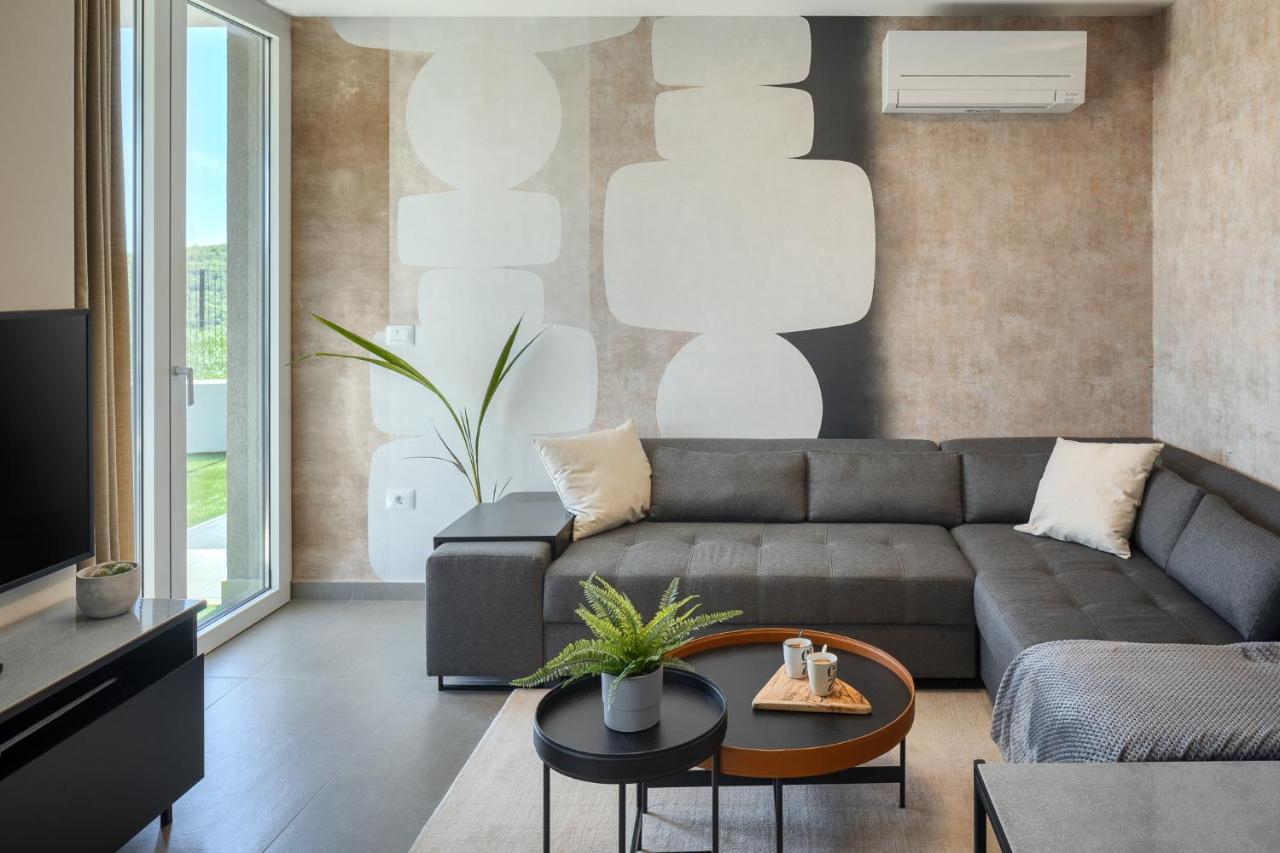 Royal Hilltop Residence Labin  Luaran gambar